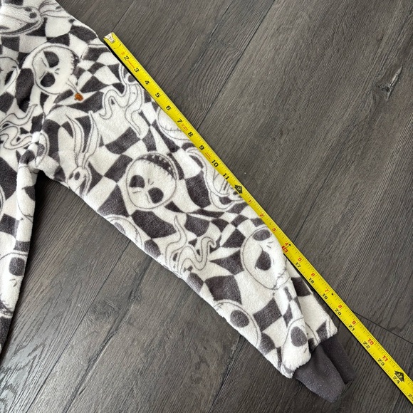 Disney Jack Skellington Sz M Fuzzy White Ultra Soft Plush Long Sleeve Pullover - Picture 4 of 6